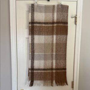 Steve Madden Suoer Warm and Soft Scarf